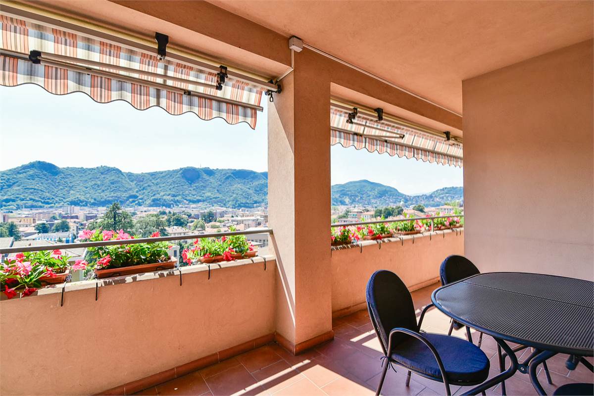 COMO PANORAMICO E AMPIO APPARTAMENTO CON TERRAZZI