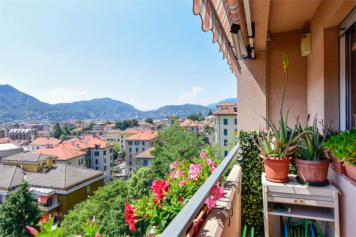 COMO PANORAMICO E AMPIO APPARTAMENTO CON TERRAZZI