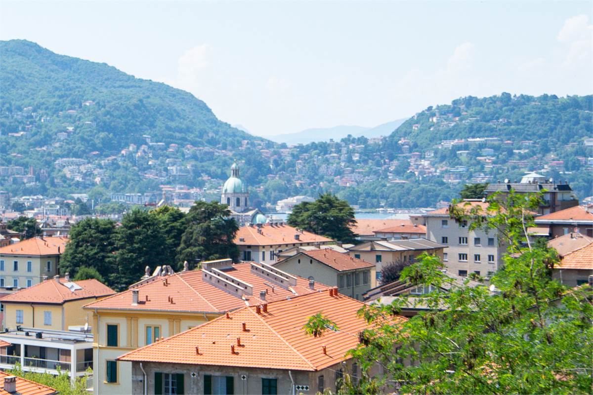 COMO PANORAMICO E AMPIO APPARTAMENTO CON TERRAZZI