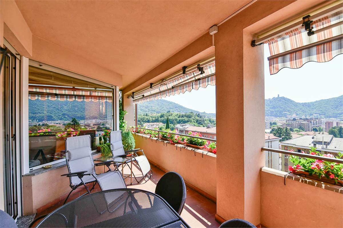 COMO PANORAMICO E AMPIO APPARTAMENTO CON TERRAZZI