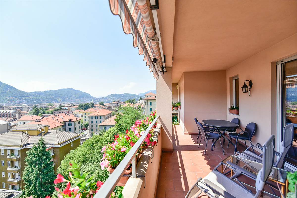 COMO PANORAMICO E AMPIO APPARTAMENTO CON TERRAZZI