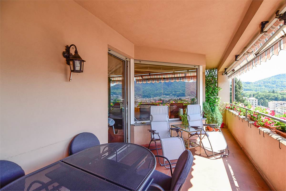 COMO PANORAMICO E AMPIO APPARTAMENTO CON TERRAZZI