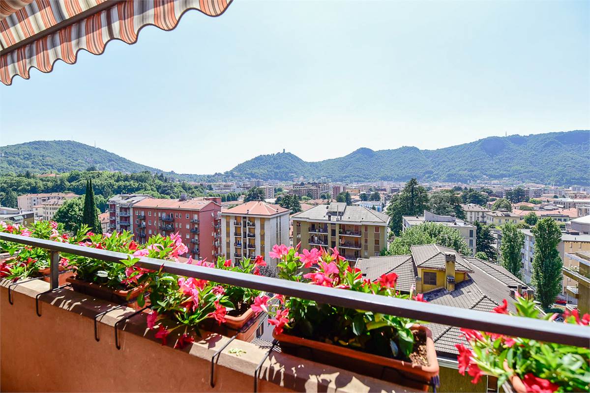 COMO PANORAMICO E AMPIO APPARTAMENTO CON TERRAZZI