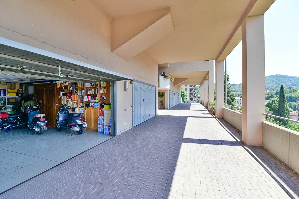 COMO PANORAMICO E AMPIO APPARTAMENTO CON TERRAZZI