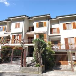 CASA A SCHIERA CON GIARDINO - LIPOMO, COMO