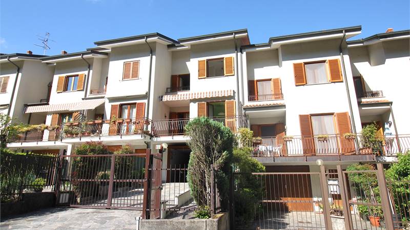 CASA A SCHIERA CON GIARDINO - LIPOMO, COMO