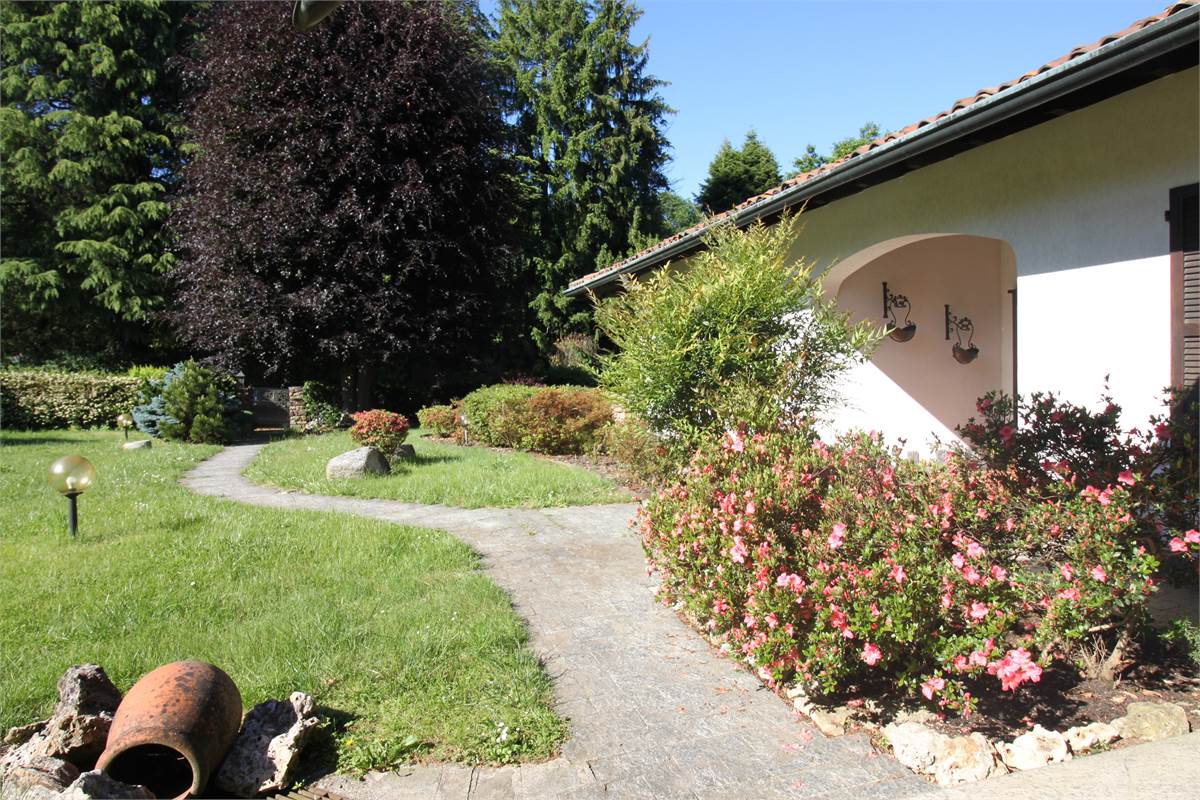 AFFITTO VILLA CON AMPIO GIARDINO PRIVATO CASCINA PELADA CANTU'