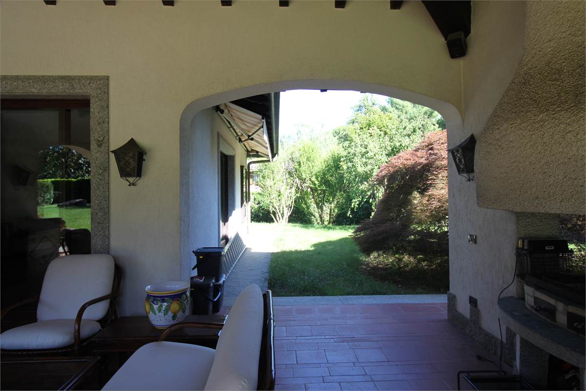 AFFITTO VILLA CON AMPIO GIARDINO PRIVATO CASCINA PELADA CANTU'