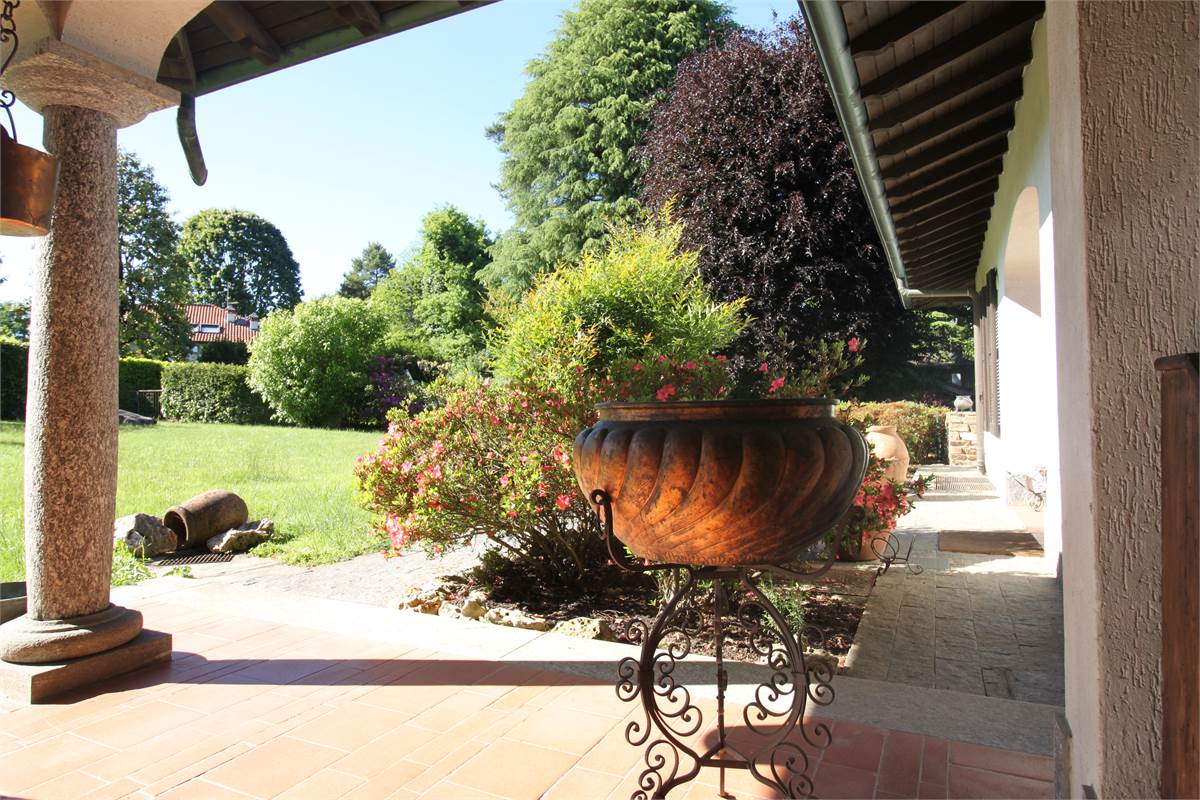 AFFITTO VILLA CON AMPIO GIARDINO PRIVATO CASCINA PELADA CANTU'