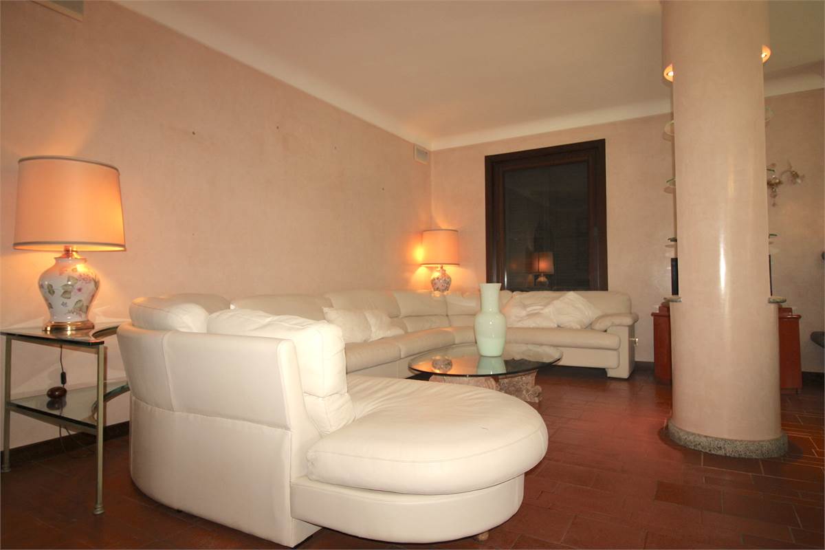 AFFITTO VILLA CON AMPIO GIARDINO PRIVATO CASCINA PELADA CANTU'