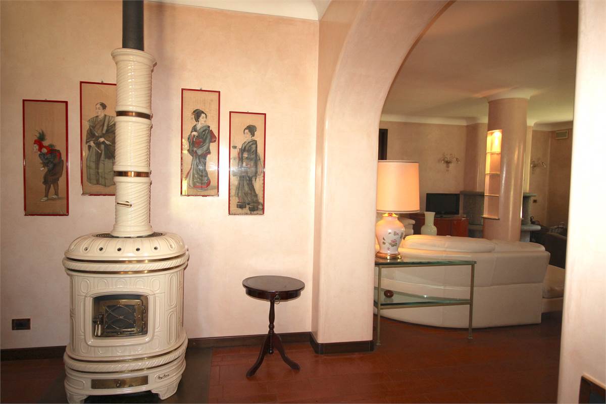 AFFITTO VILLA CON AMPIO GIARDINO PRIVATO CASCINA PELADA CANTU'