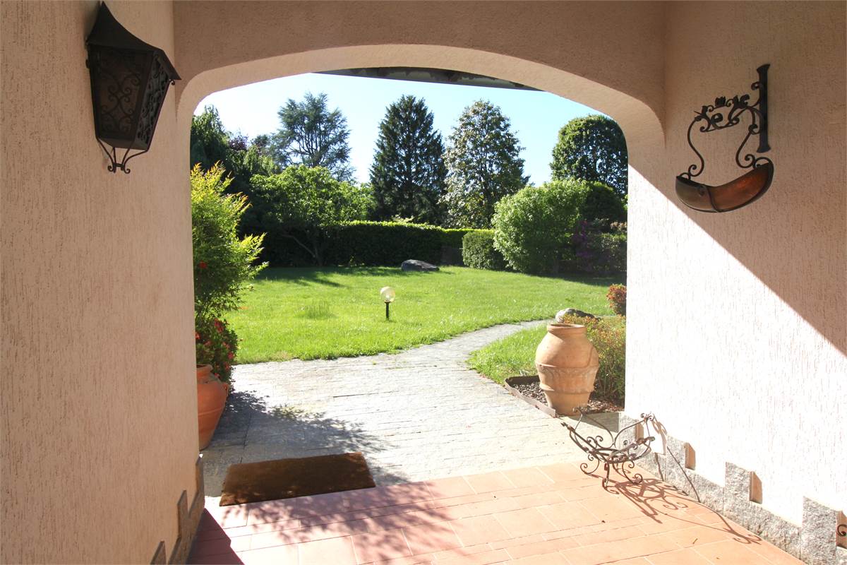 AFFITTO VILLA CON AMPIO GIARDINO PRIVATO CASCINA PELADA CANTU'