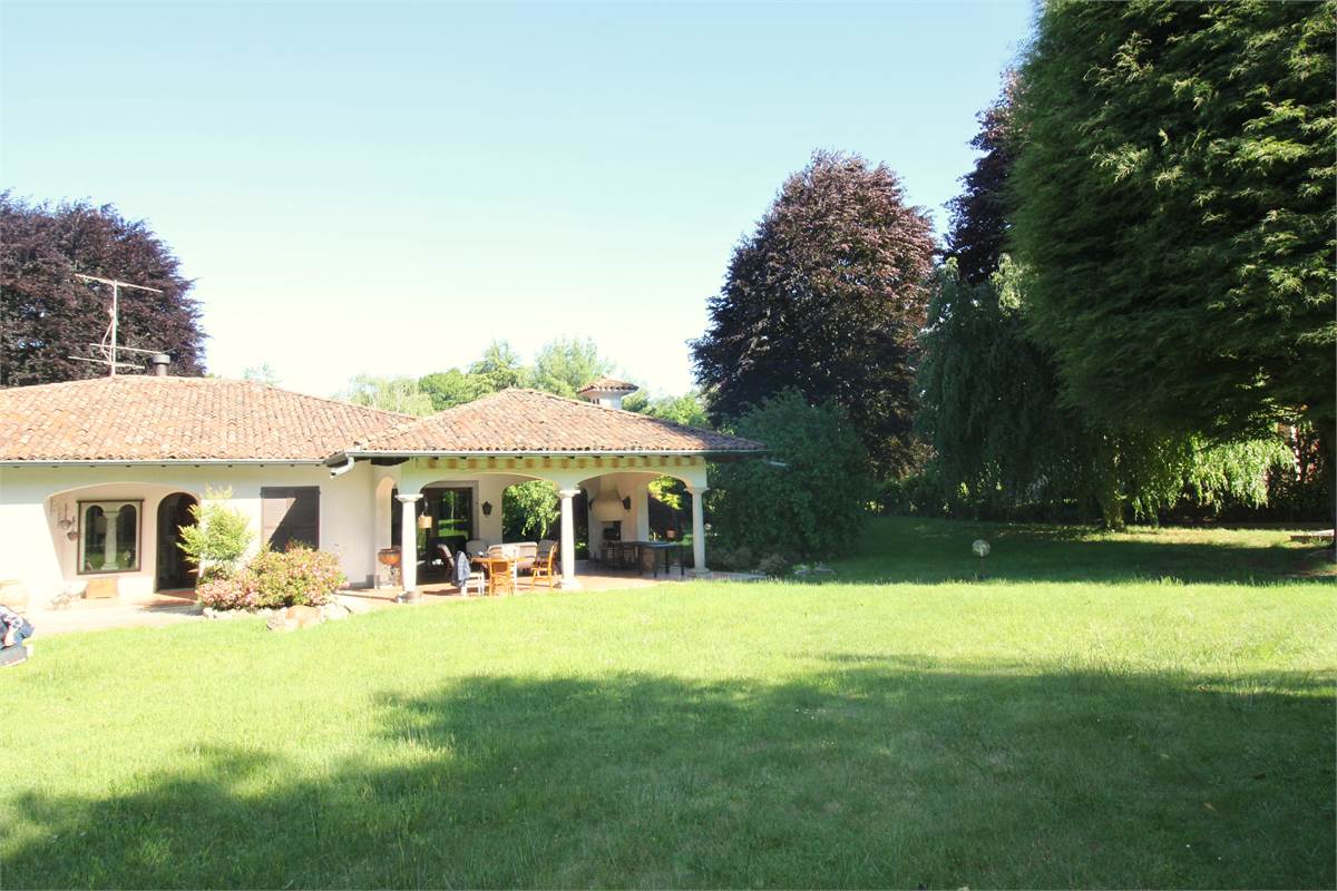 AFFITTO VILLA CON AMPIO GIARDINO PRIVATO CASCINA PELADA CANTU'