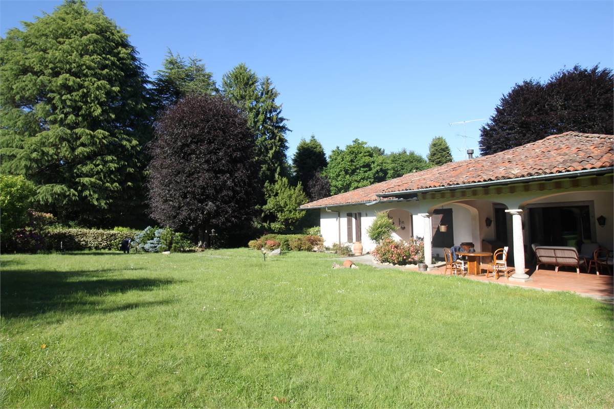 AFFITTO VILLA CON AMPIO GIARDINO PRIVATO CASCINA PELADA CANTU'