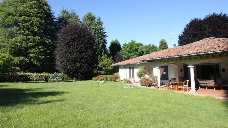 AFFITTO VILLA CON AMPIO GIARDINO PRIVATO CASCINA PELADA CANTU'