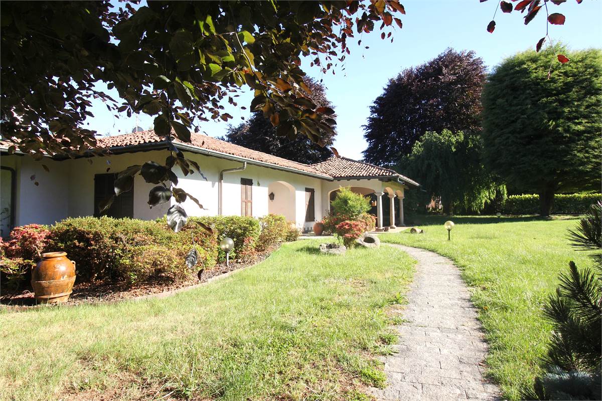 AFFITTO VILLA CON AMPIO GIARDINO PRIVATO CASCINA PELADA CANTU'