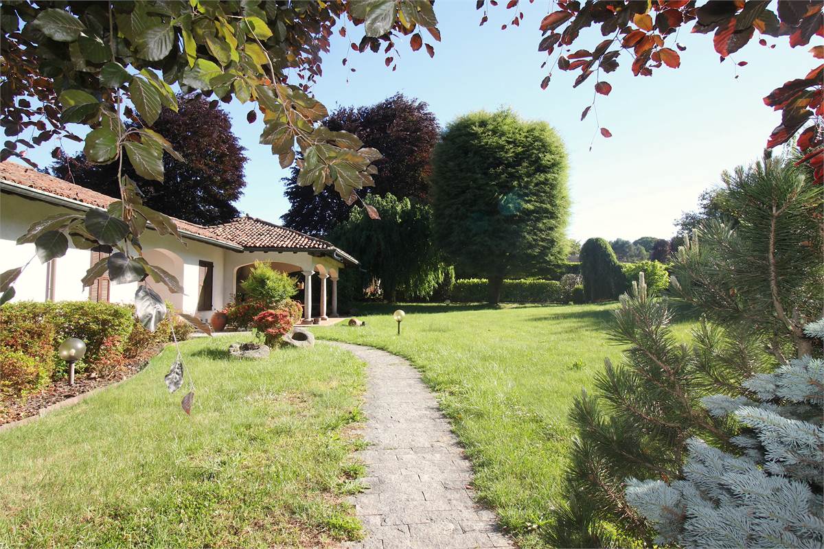 AFFITTO VILLA CON AMPIO GIARDINO PRIVATO CASCINA PELADA CANTU'