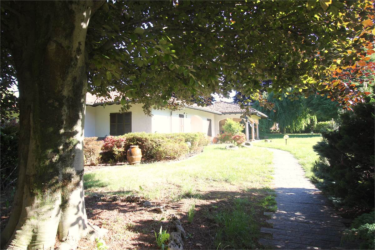 AFFITTO VILLA CON AMPIO GIARDINO PRIVATO CASCINA PELADA CANTU'