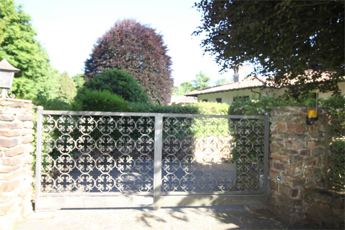 AFFITTO VILLA CON AMPIO GIARDINO PRIVATO CASCINA PELADA CANTU'