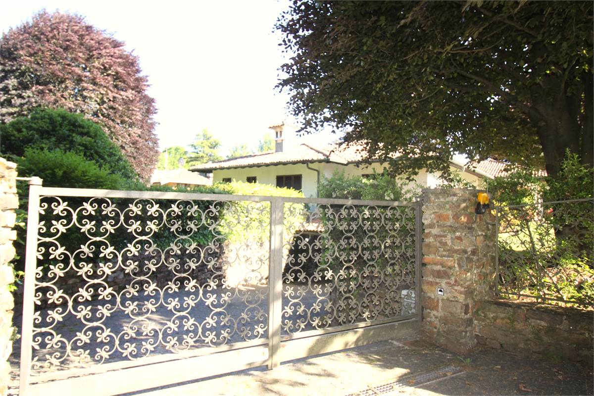 AFFITTO VILLA CON AMPIO GIARDINO PRIVATO CASCINA PELADA CANTU'