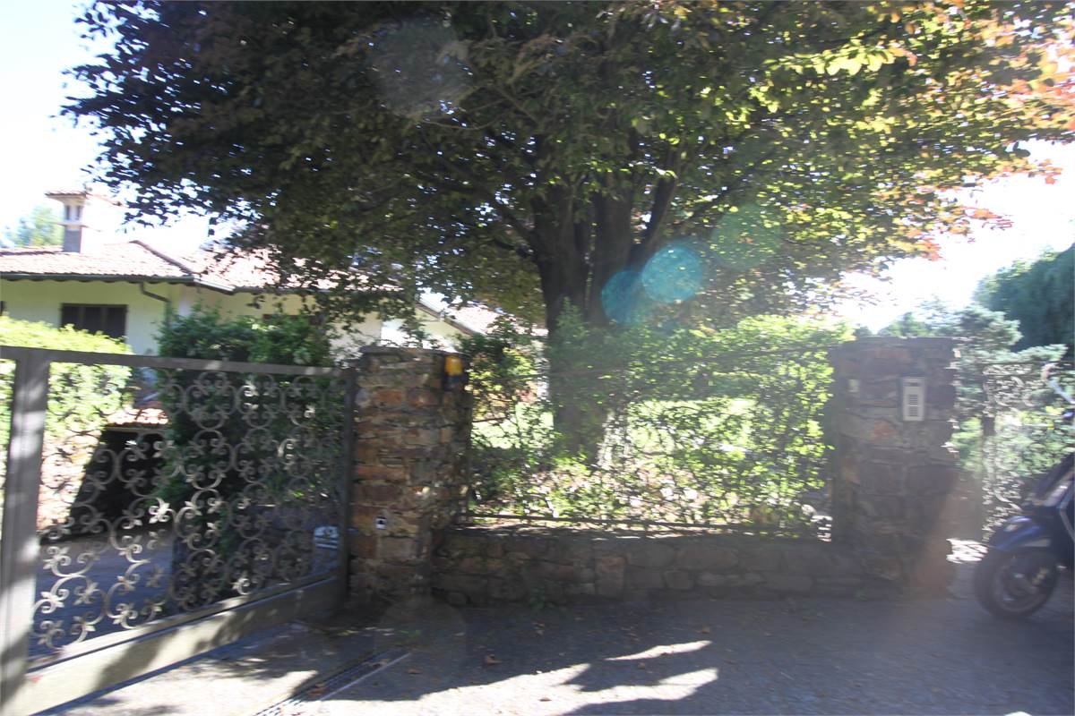 AFFITTO VILLA CON AMPIO GIARDINO PRIVATO CASCINA PELADA CANTU'