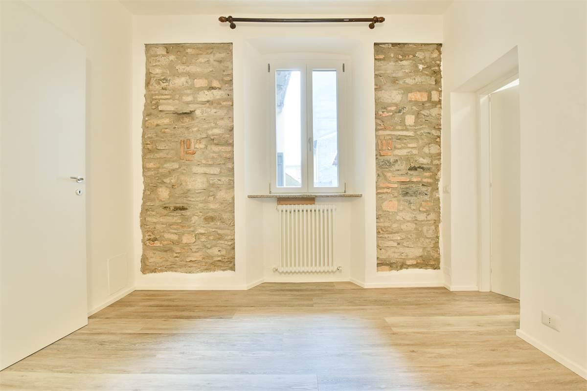 COMO ZONA CENTRALE PROPONIAMO DUE UNITA' ABITATIVE ADIACENTI 