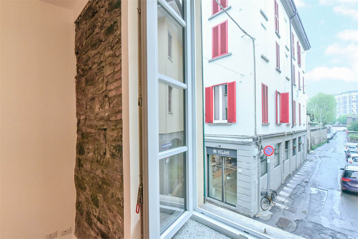 COMO ZONA CENTRALE PROPONIAMO DUE UNITA' ABITATIVE ADIACENTI 