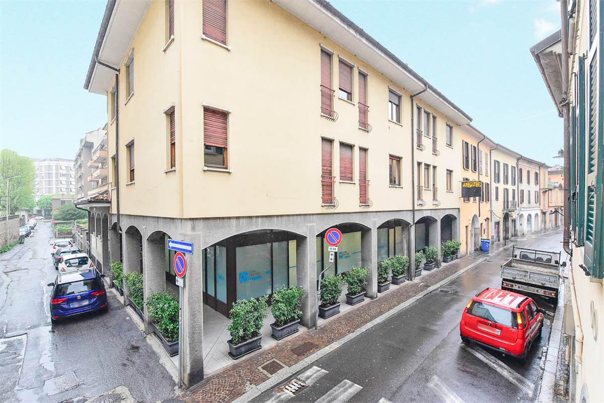 COMO ZONA CENTRALE PROPONIAMO DUE UNITA' ABITATIVE ADIACENTI 