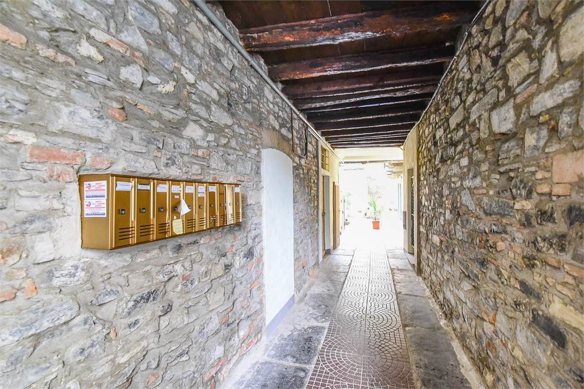 COMO ZONA CENTRALE PROPONIAMO DUE UNITA' ABITATIVE ADIACENTI 