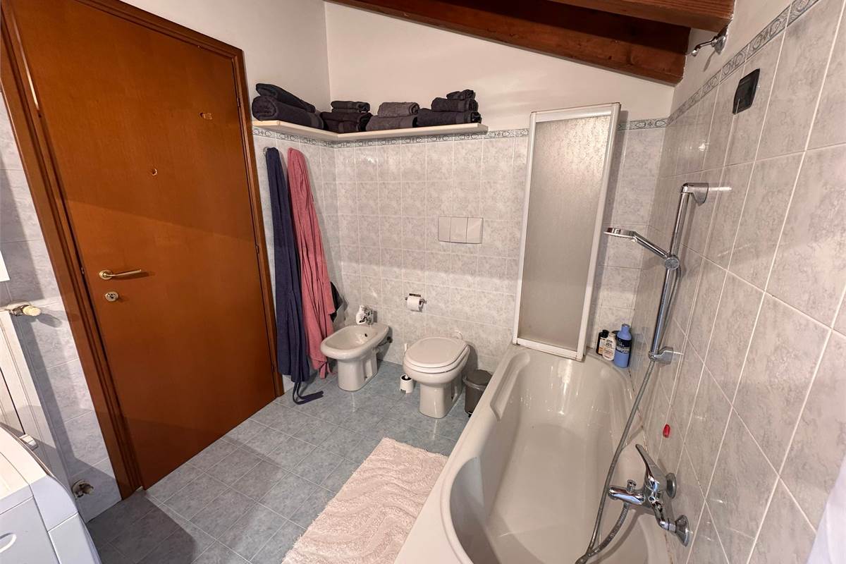 ERBA TRILOCALE CON TRAVI A VISTA 