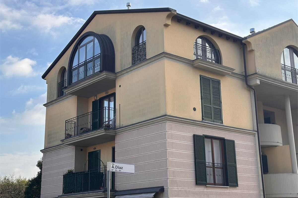 ERBA TRILOCALE CON TRAVI A VISTA 
