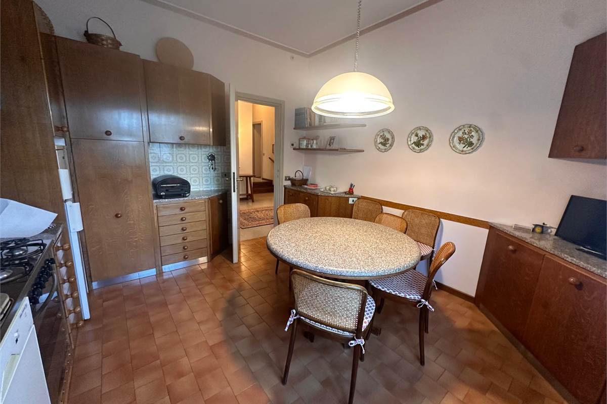 ERBA, LOC. BUCCINIGO VILLA INDIPENDENTE 