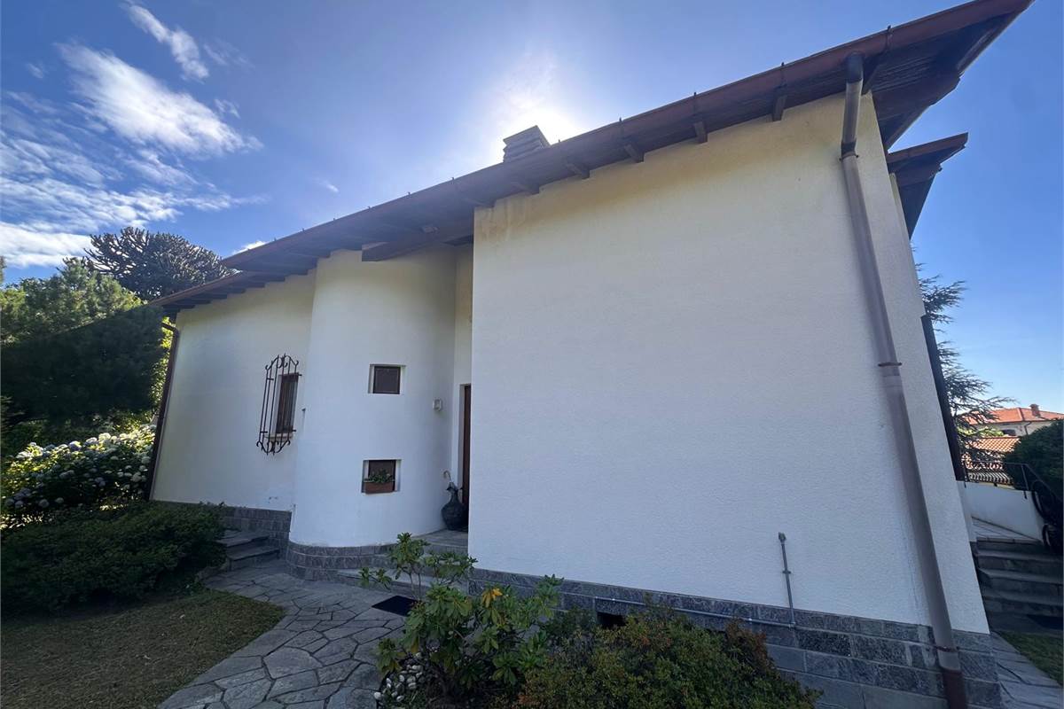 ERBA, LOC. BUCCINIGO VILLA INDIPENDENTE 