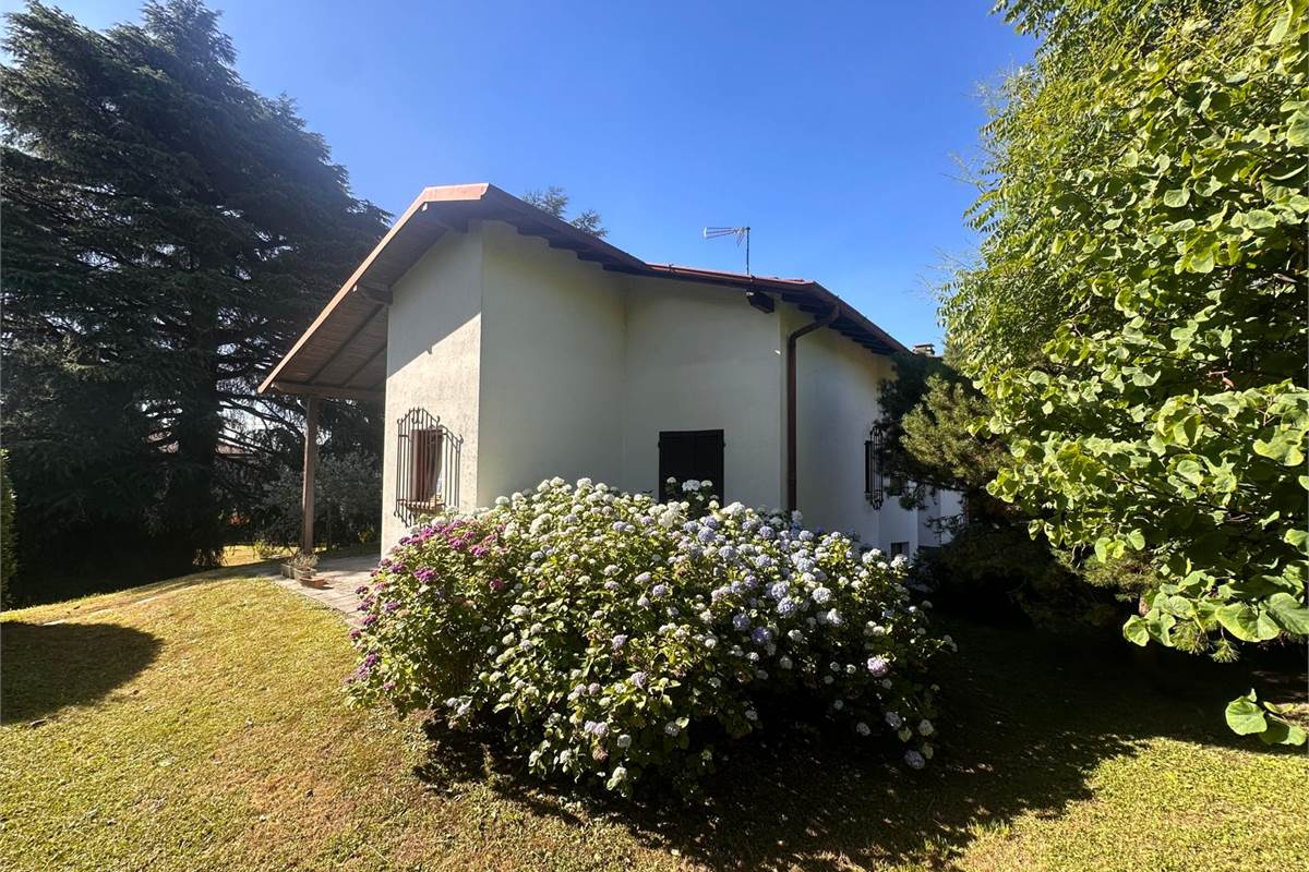 ERBA, LOC. BUCCINIGO VILLA INDIPENDENTE 