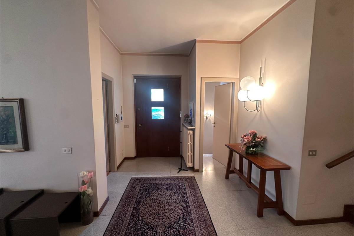 ERBA, LOC. BUCCINIGO VILLA INDIPENDENTE 
