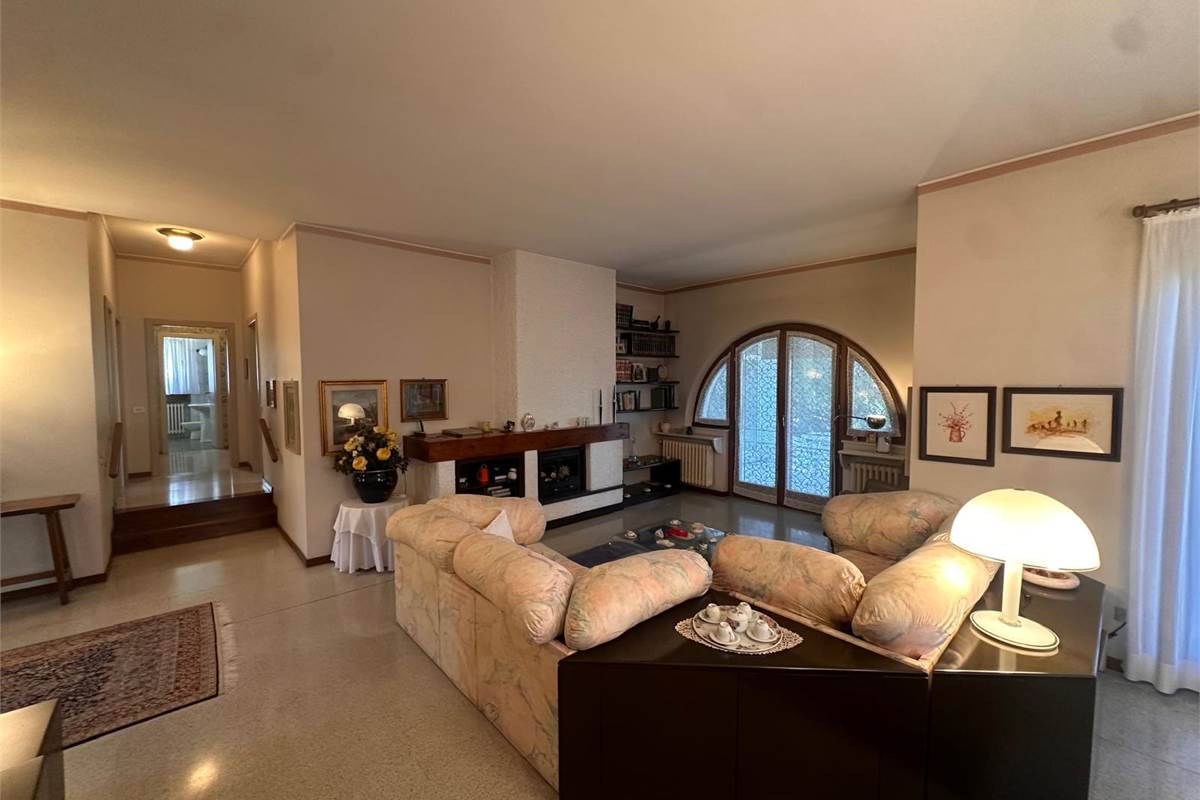 ERBA, LOC. BUCCINIGO VILLA INDIPENDENTE 