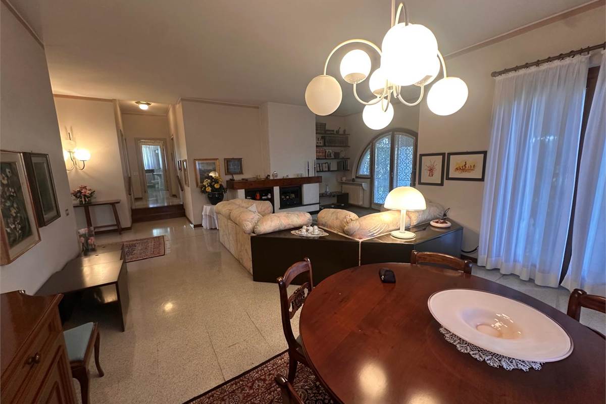 ERBA, LOC. BUCCINIGO VILLA INDIPENDENTE 