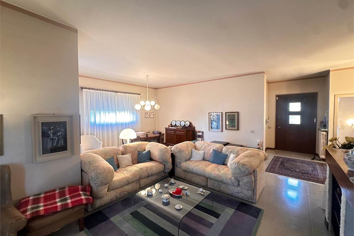 ERBA, LOC. BUCCINIGO VILLA INDIPENDENTE 