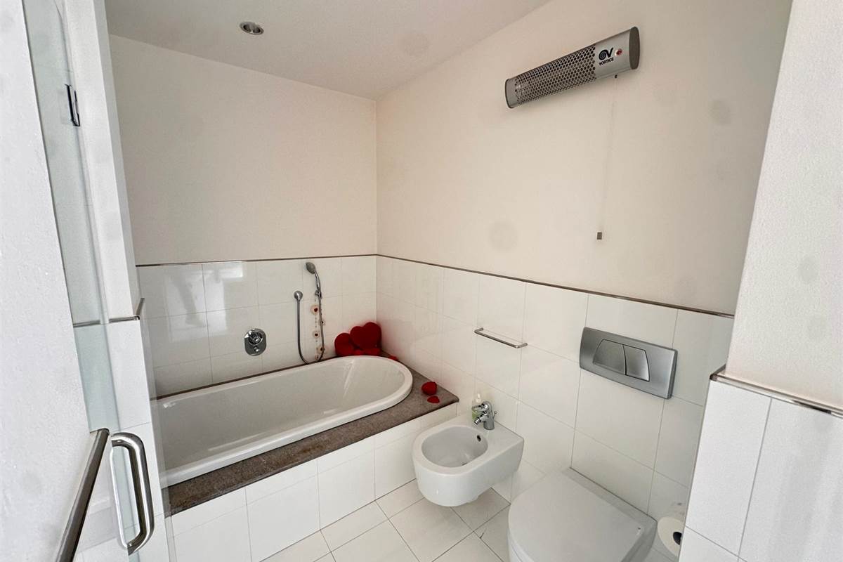Esclusivo Attico Panoramico con Terrazzo di 78 mq a Como Centro