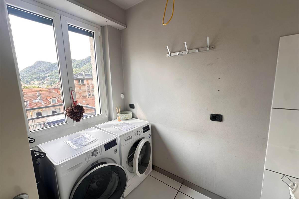 Esclusivo Attico Panoramico con Terrazzo di 78 mq a Como Centro