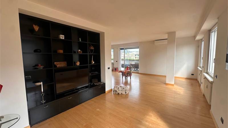 Esclusivo Attico Panoramico con Terrazzo di 78 mq a Como Centro
