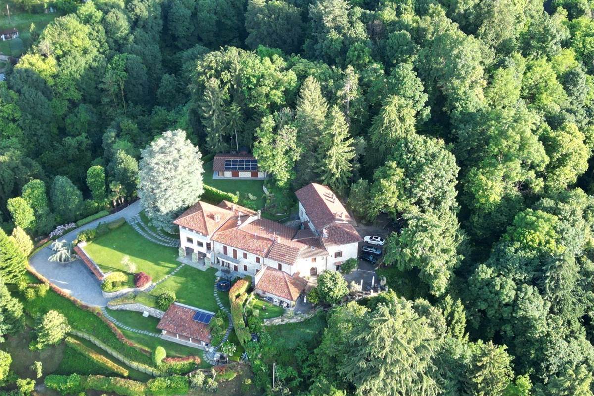 ESCLUSIVA RESIDENZA IMMERSA NEL VERDE CON TERRENO