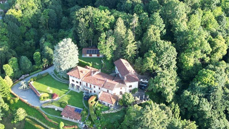 ESCLUSIVA RESIDENZA IMMERSA NEL VERDE CON TERRENO