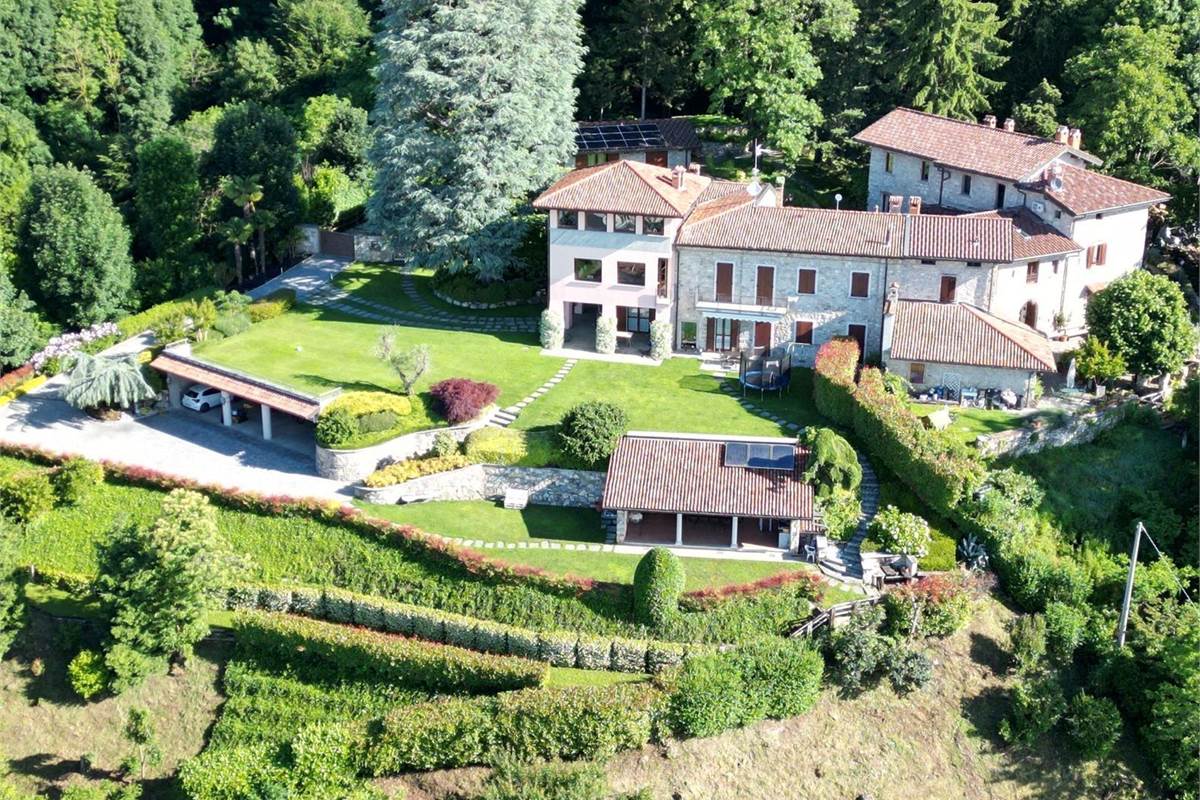 ESCLUSIVA RESIDENZA IMMERSA NEL VERDE CON TERRENO