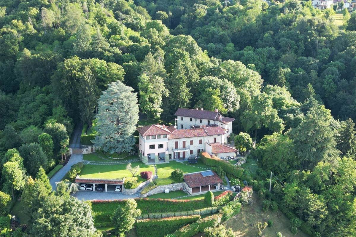 ESCLUSIVA RESIDENZA IMMERSA NEL VERDE CON TERRENO