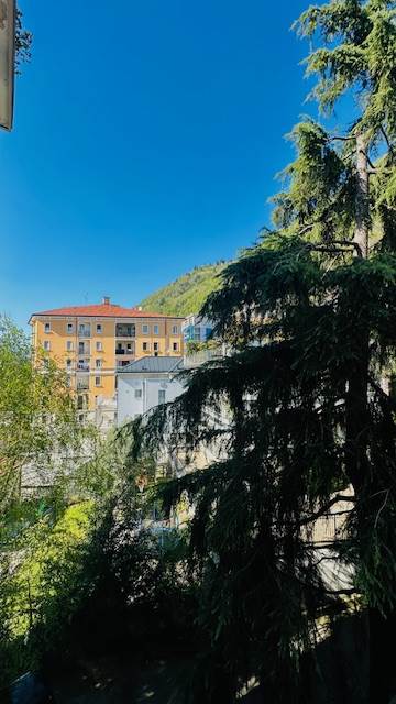 Como:
