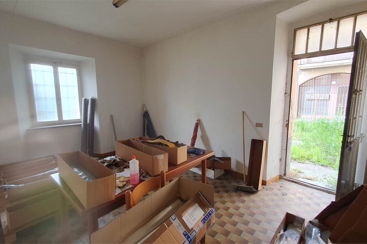 DUE LOCALI DA RISTRUTTURARE