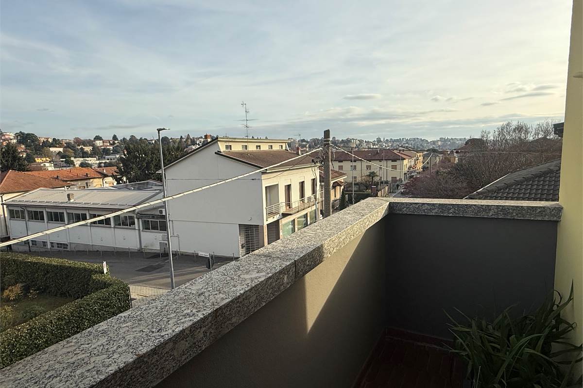 APPARTAMENTO LUMINOSO E PANORAMICO IN PICCOLA PALAZZINA 