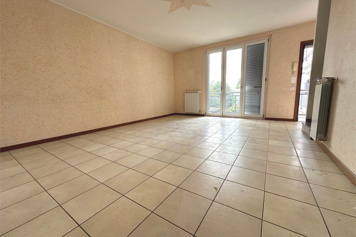 TRADATE TRILOCALE SU DUE LIVELLI CON CANTINA E BOX