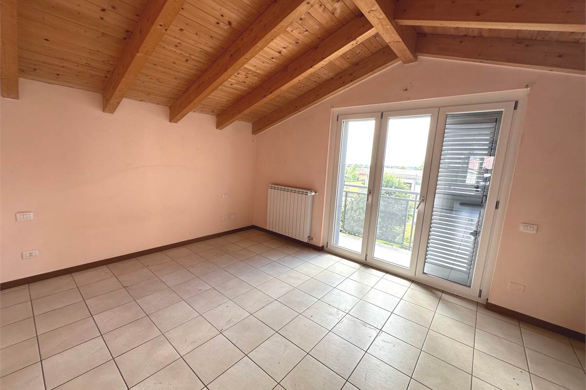 TRADATE TRILOCALE SU DUE LIVELLI CON CANTINA E BOX